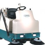 Compact ride-on sweeper :: TENNANT 6200