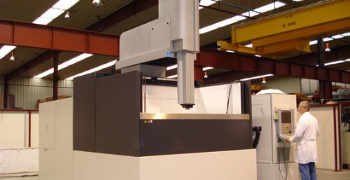 Electrical discharge machine with 1000 mm Z-axis travel ONA NX7