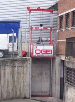 Goods lift for industrial applications OGEI 