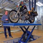 Scissor lift table for motorcycles :: Dexve